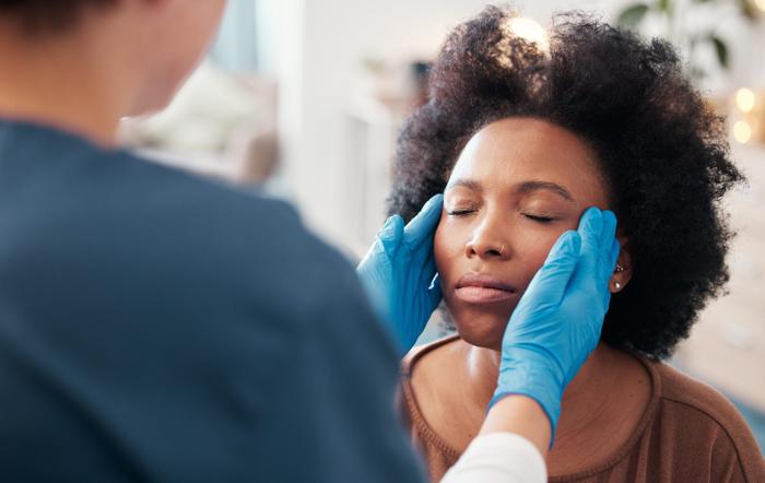 Paciente en consulta estética facial.